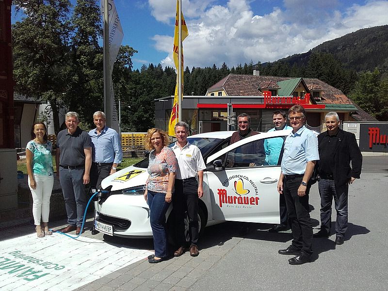 Übergabe des 1. FAMILY e-Carsharing Fahrzeugs vor dem Gemeindeamt Murau.